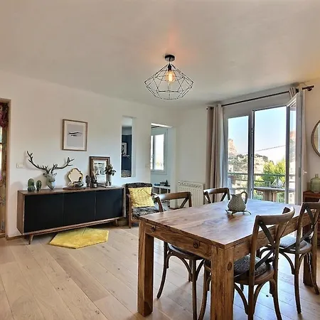 Centre, Proximite Port, Plages Et Calanques